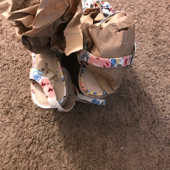 Brand new floral wedges 7.5 - Picture 2 of 5